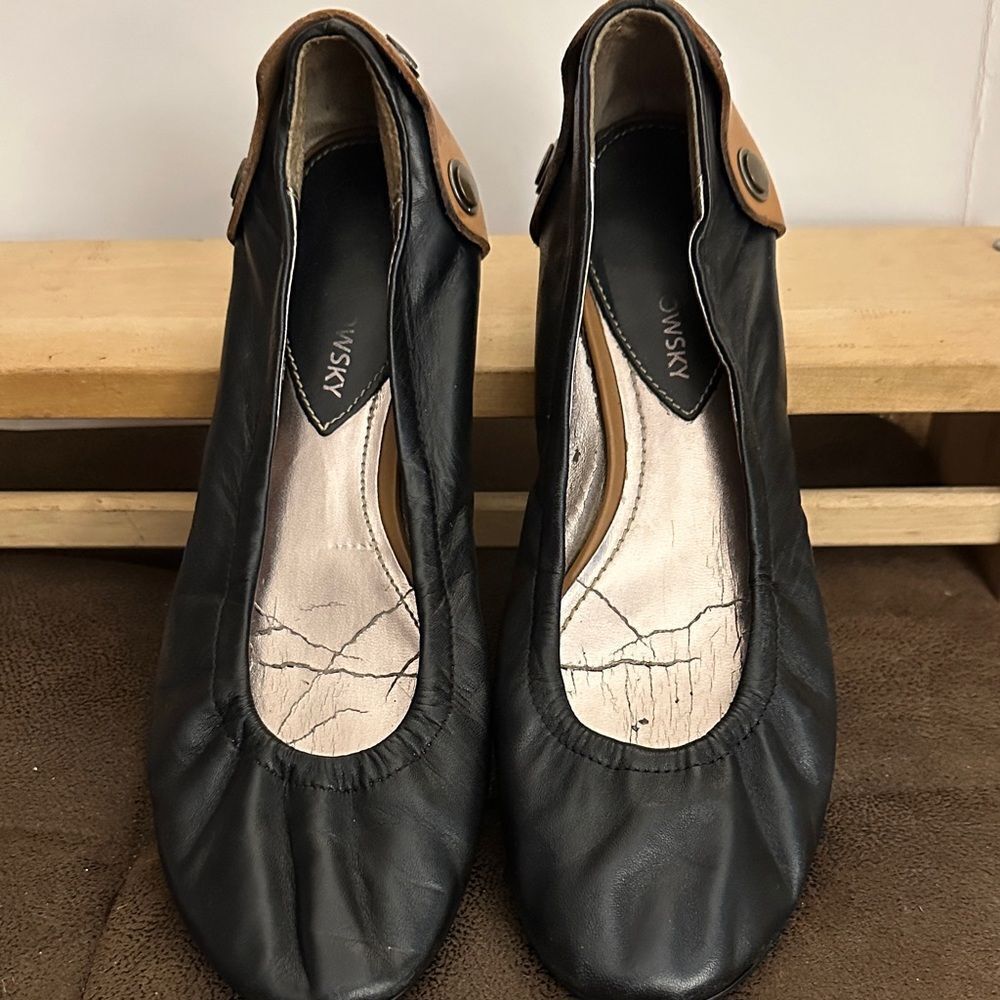 B Macowsky Black and Tan Flats